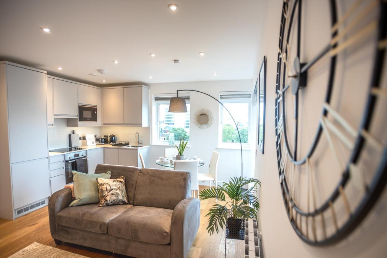 Luxe & Stylish 1 & 2 Bed Flats Near Heathrow, Legoland, & Windsor Slough Exterior photo