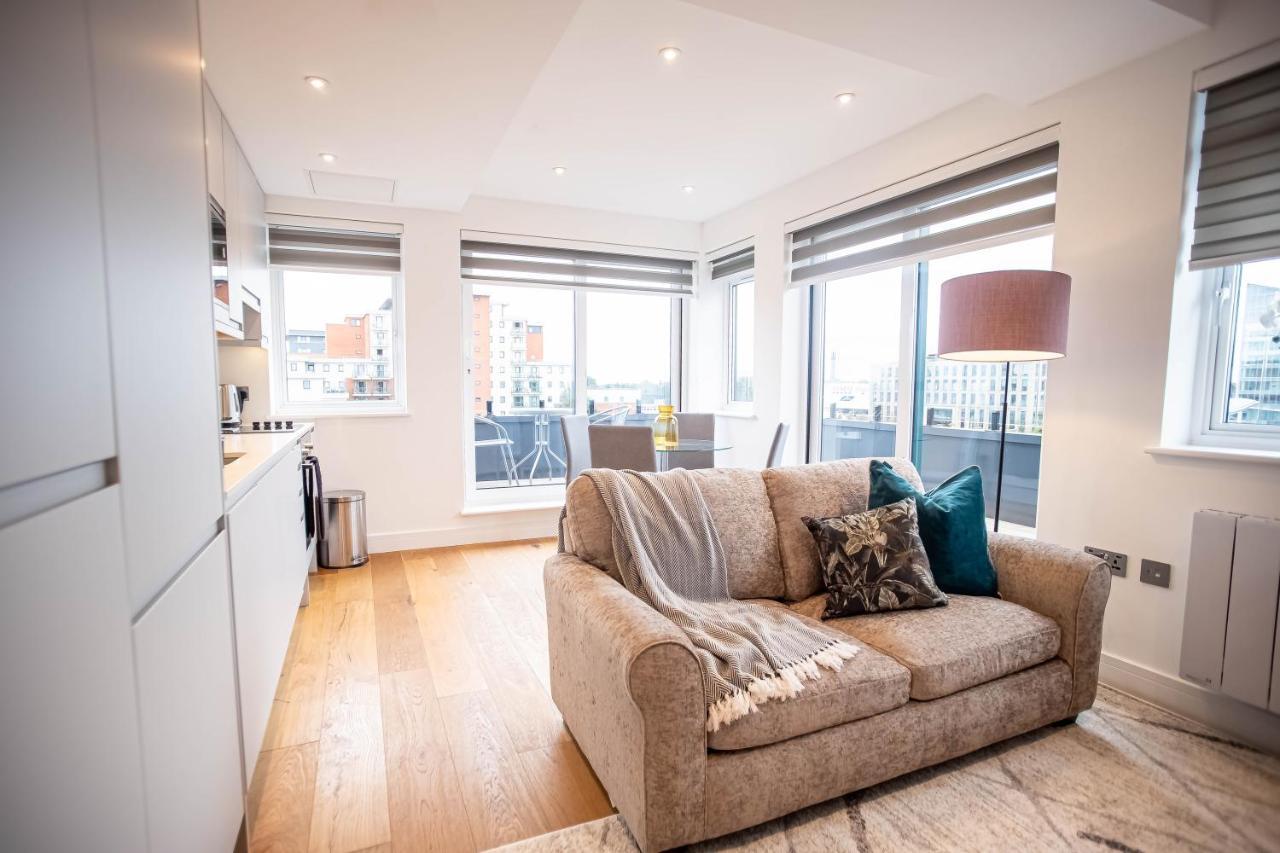 Luxe & Stylish 1 & 2 Bed Flats Near Heathrow, Legoland, & Windsor Slough Exterior photo