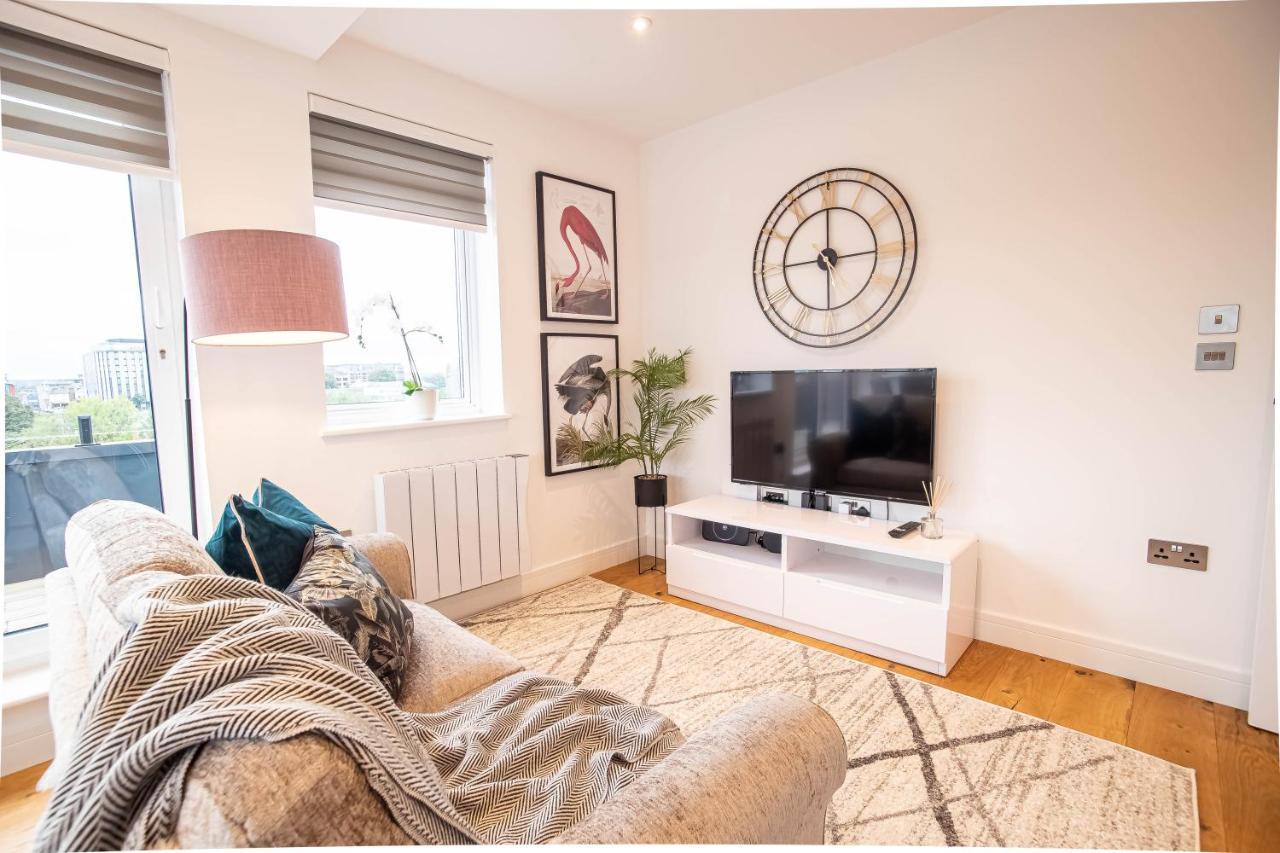 Luxe & Stylish 1 & 2 Bed Flats Near Heathrow, Legoland, & Windsor Slough Exterior photo