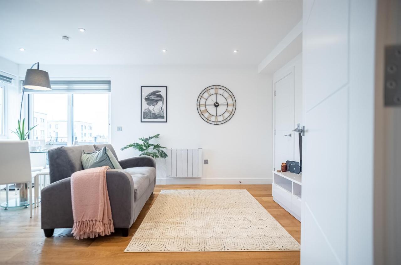 Luxe & Stylish 1 & 2 Bed Flats Near Heathrow, Legoland, & Windsor Slough Exterior photo