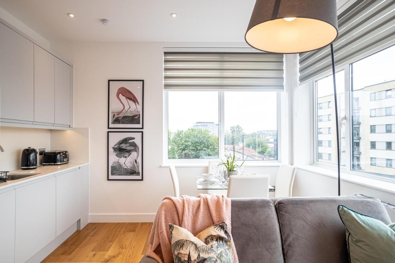 Luxe & Stylish 1 & 2 Bed Flats Near Heathrow, Legoland, & Windsor Slough Exterior photo