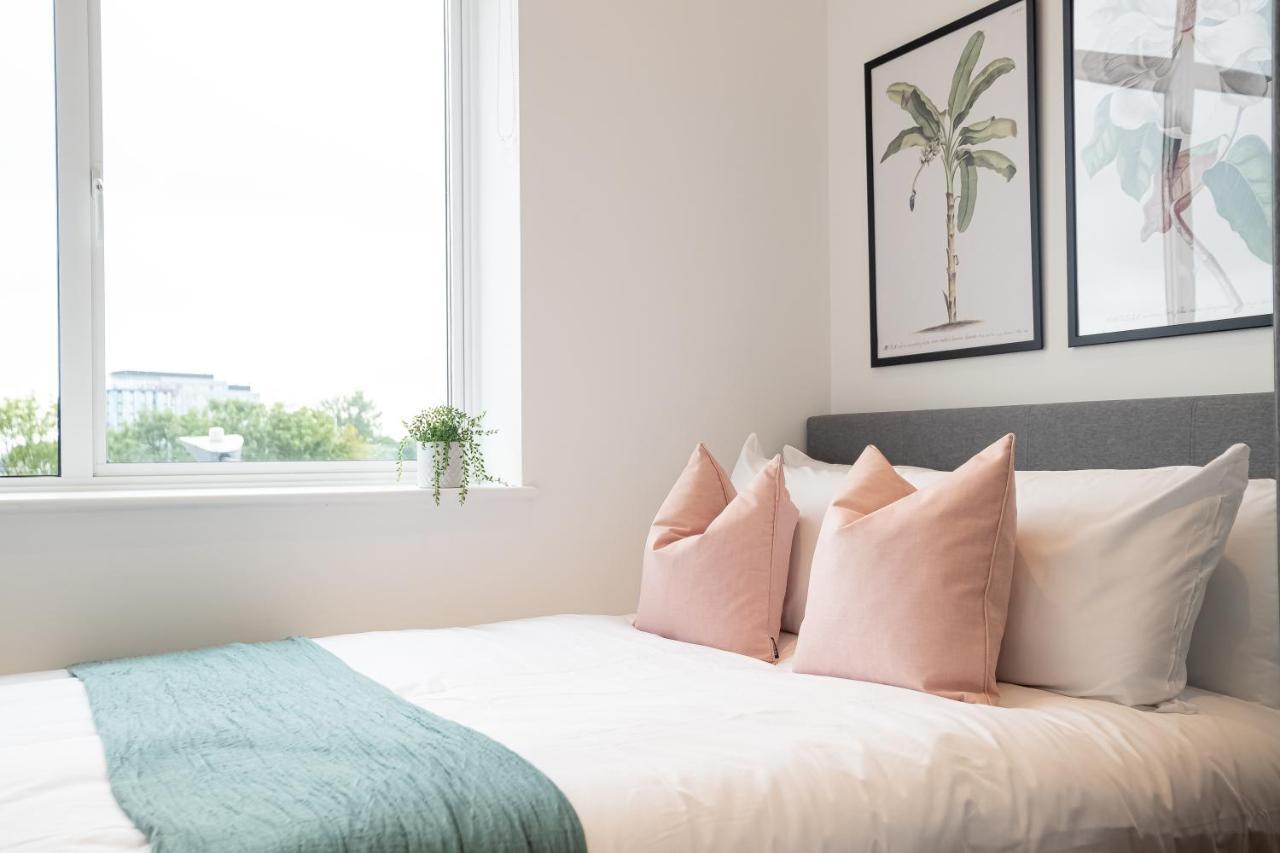 Luxe & Stylish 1 & 2 Bed Flats Near Heathrow, Legoland, & Windsor Slough Exterior photo