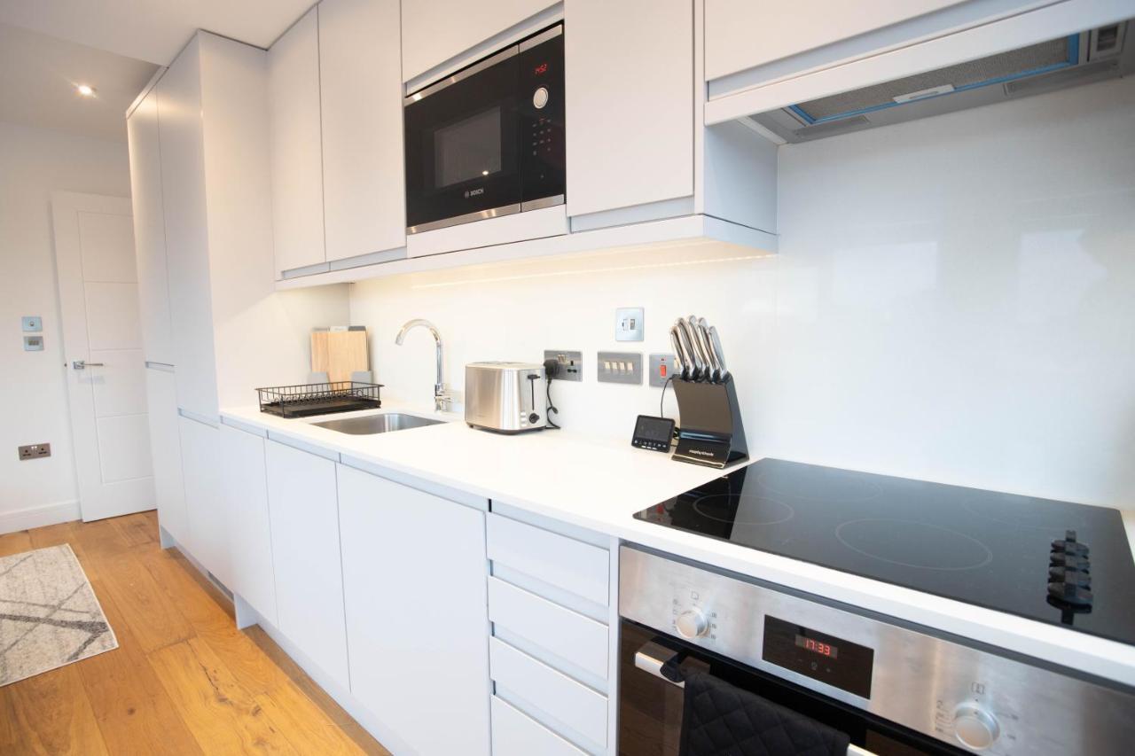 Luxe & Stylish 1 & 2 Bed Flats Near Heathrow, Legoland, & Windsor Slough Exterior photo