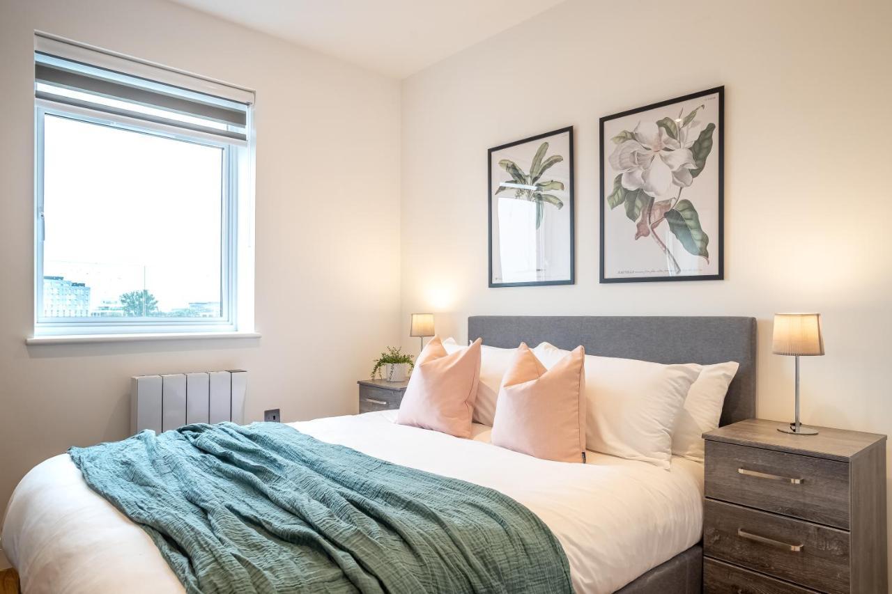 Luxe & Stylish 1 & 2 Bed Flats Near Heathrow, Legoland, & Windsor Slough Exterior photo
