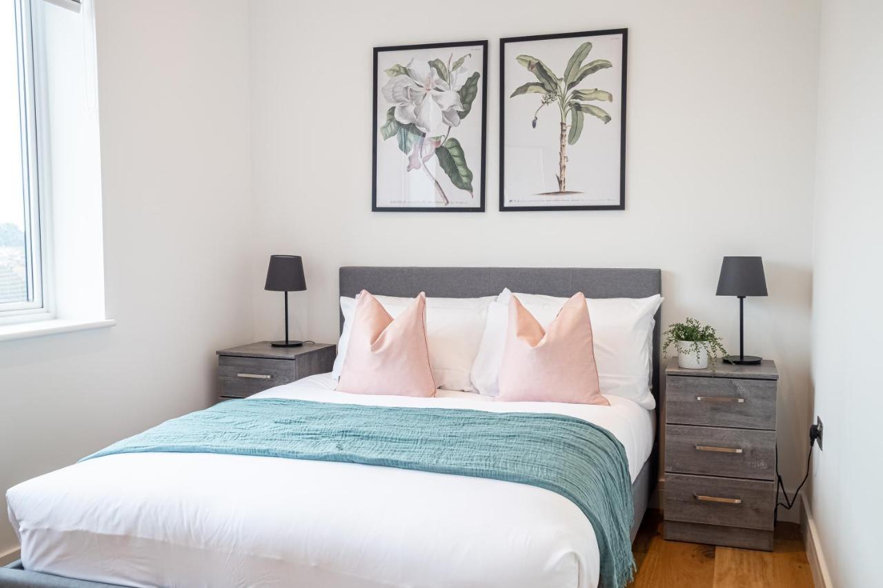 Luxe & Stylish 1 & 2 Bed Flats Near Heathrow, Legoland, & Windsor Slough Exterior photo
