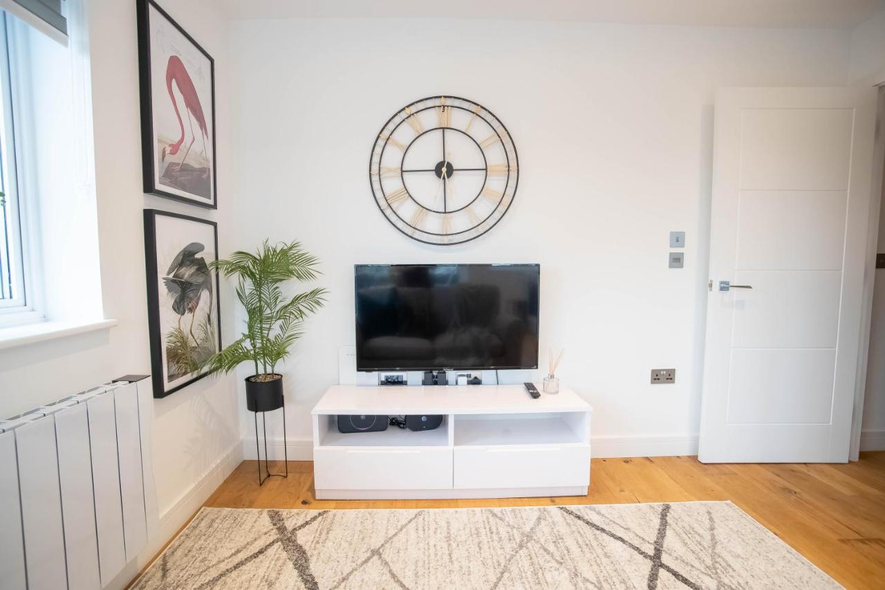 Luxe & Stylish 1 & 2 Bed Flats Near Heathrow, Legoland, & Windsor Slough Exterior photo