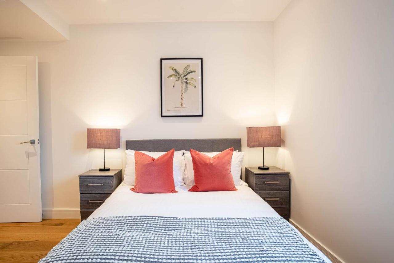 Luxe & Stylish 1 & 2 Bed Flats Near Heathrow, Legoland, & Windsor Slough Exterior photo