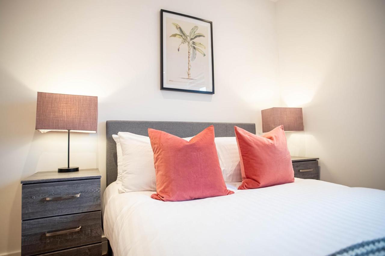 Luxe & Stylish 1 & 2 Bed Flats Near Heathrow, Legoland, & Windsor Slough Exterior photo
